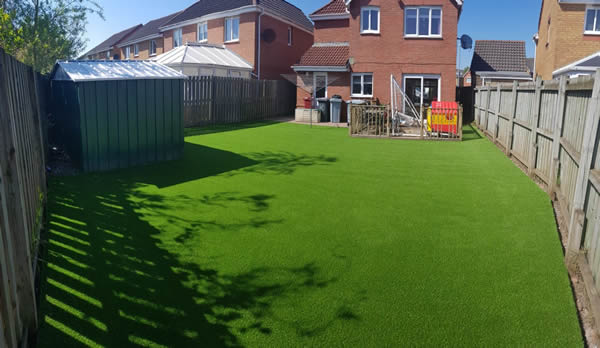 How to Maintain Artificial Grass in the Autumn